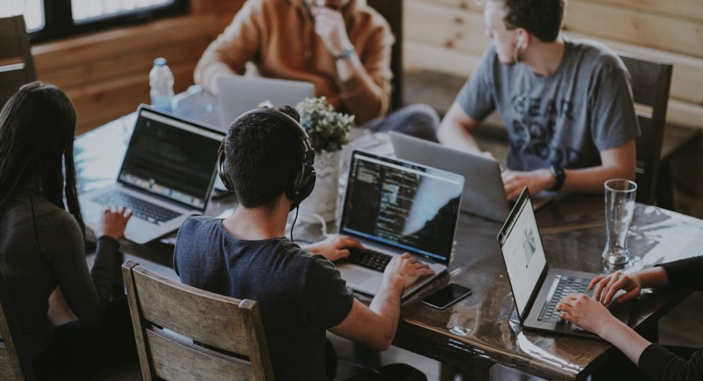 Equipo definiendo una estrategia de venta con datos reales en lugar de improvisar