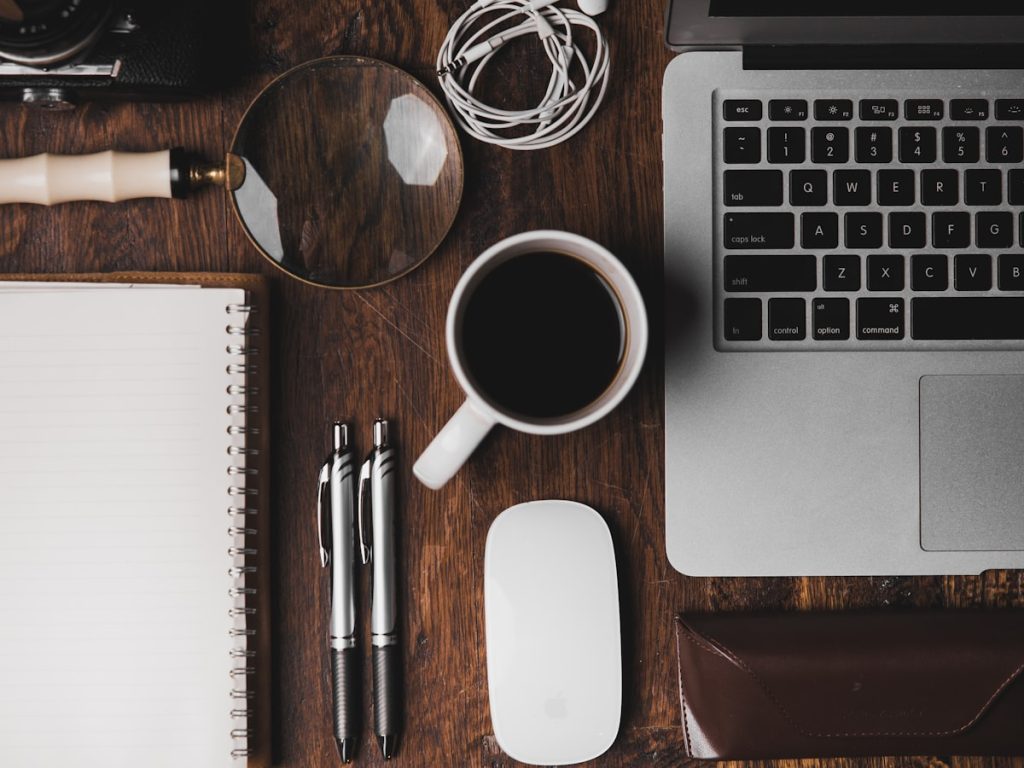 Escritorio con lupa y documentos para revisar los certificados y recibos de la venta