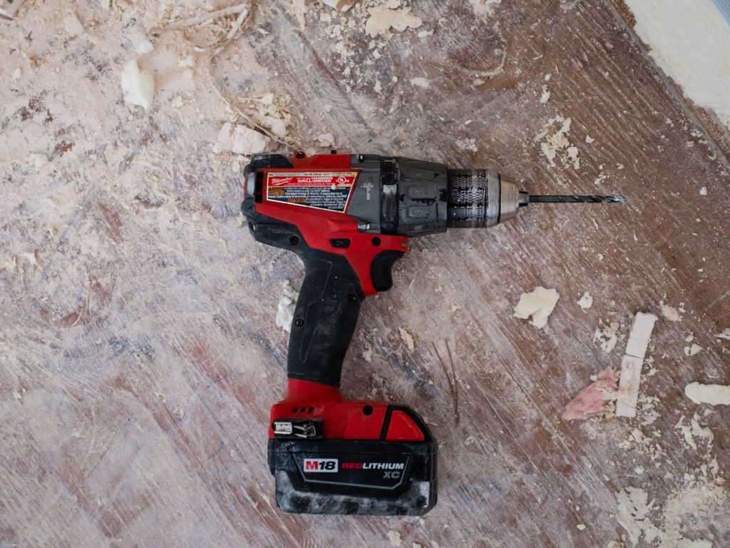 Herramientas sobre el suelo de una vivienda en obras que muestran el coste real de una reforma