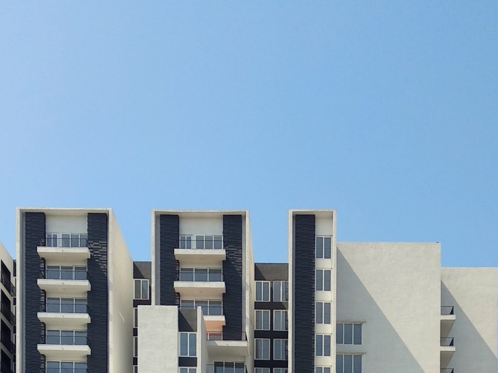 Bloques de viviendas en un barrio de Sevilla donde la demanda marca los tiempos de venta