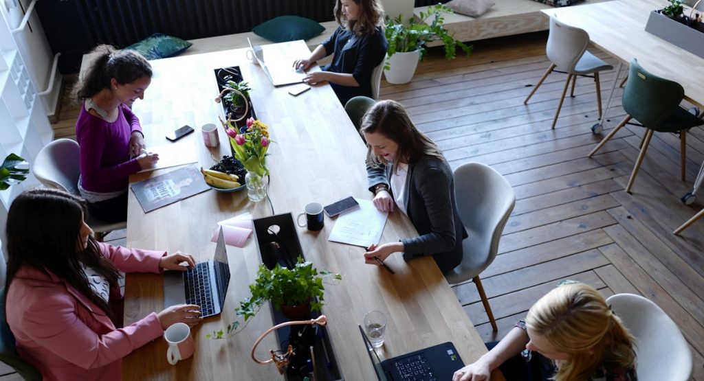Equipo inmobiliario diseñando la estrategia de venta con el propietario como eje