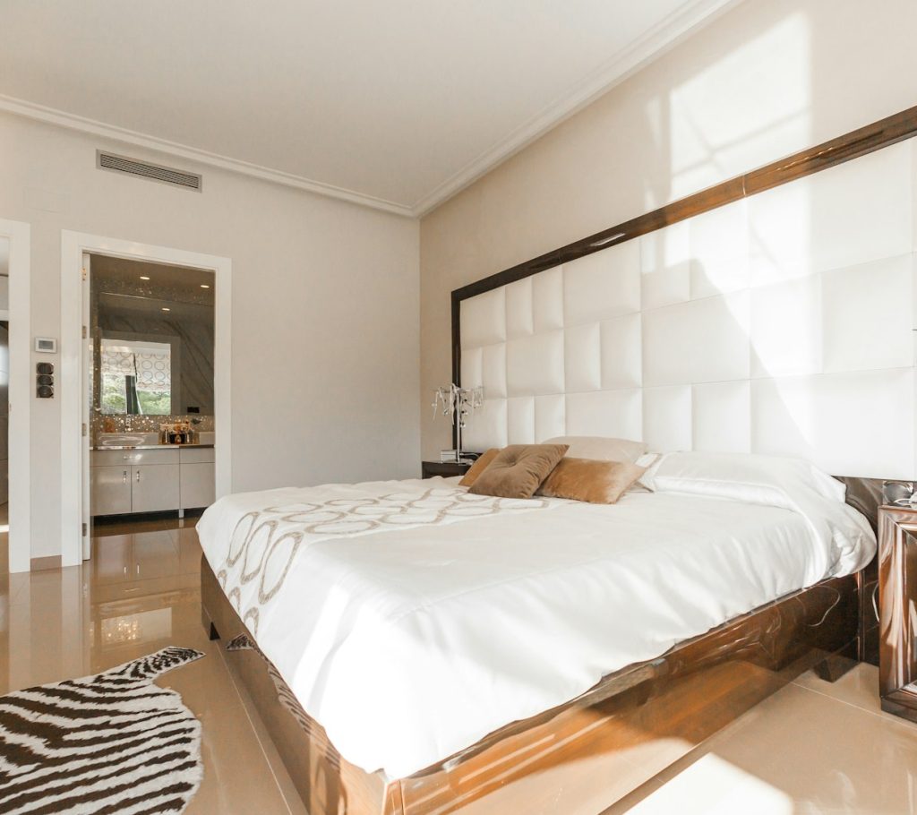 Dormitorio luminoso de una vivienda cuyo valor real lo determina el comprador informado