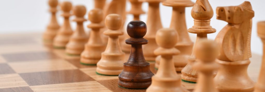 Piezas de ajedrez que representan la estrategia de posicionamiento del precio de salida