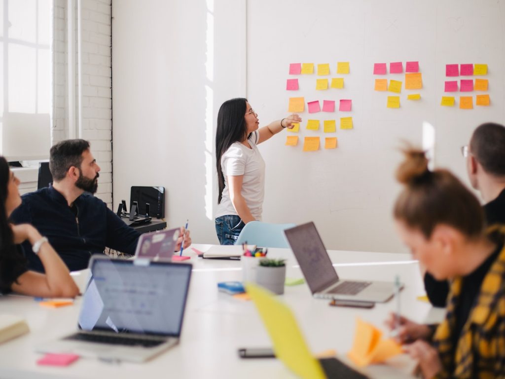Equipo planificando la estrategia de comercialización de una vivienda antes de publicarla