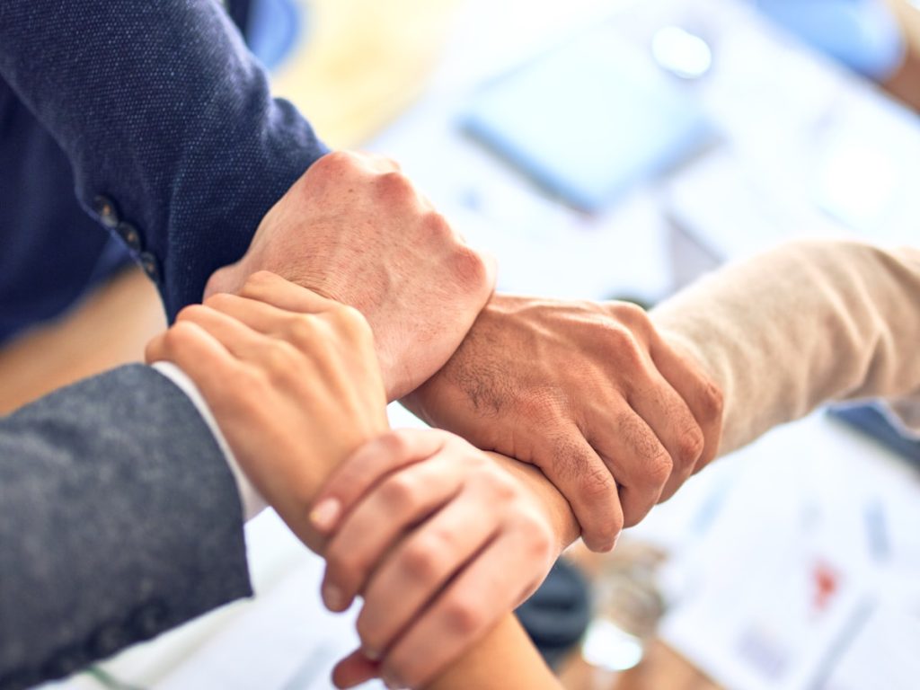 Equipo de Grupo AMC coordinando con el propietario la venta de una vivienda alquilada