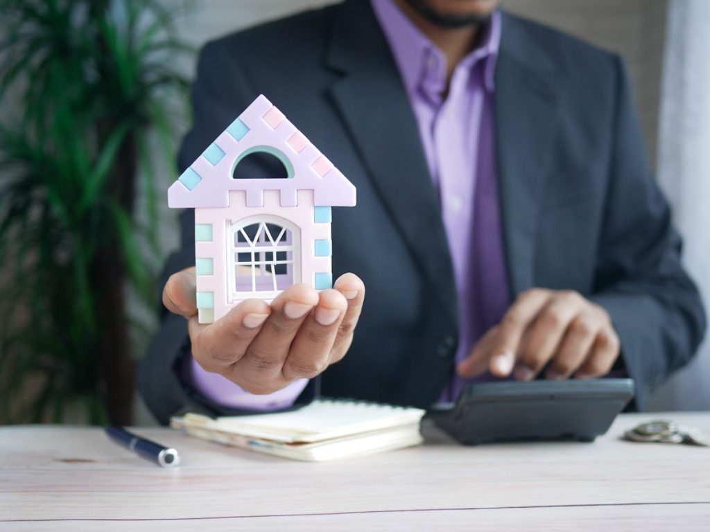 Inversor calculando la rentabilidad de comprar un piso ya alquilado en Sevilla