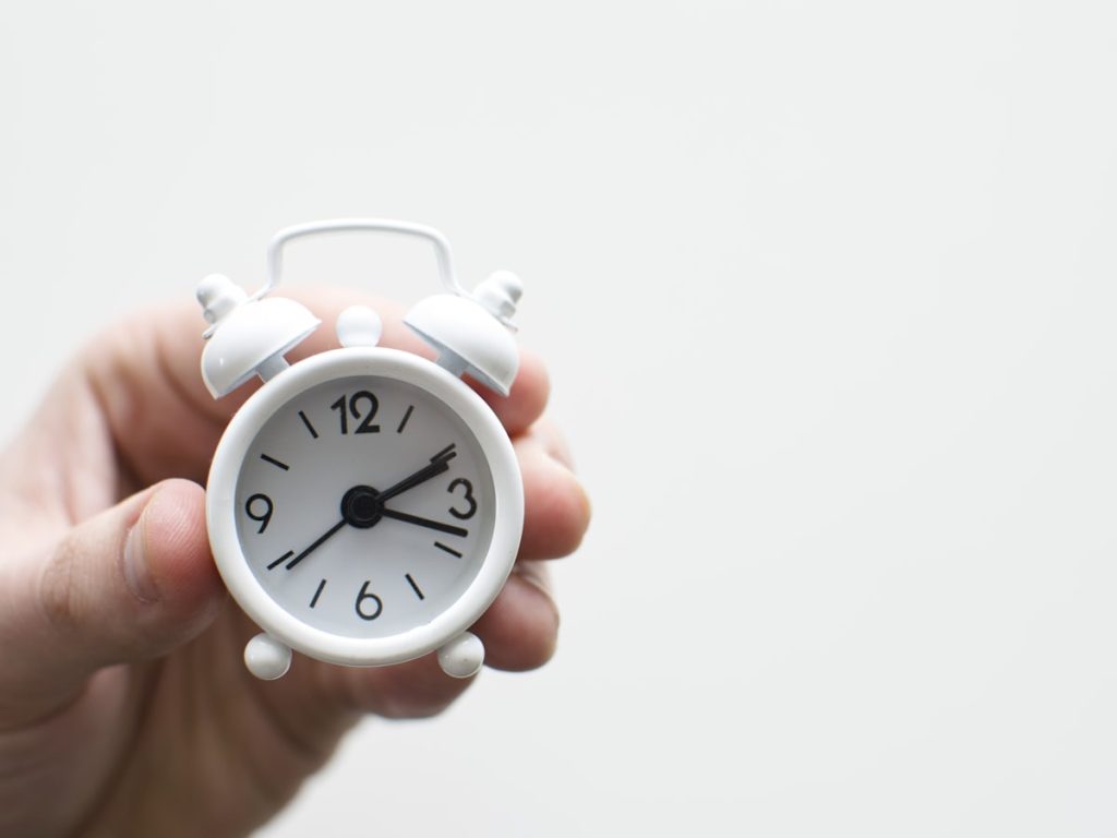 Reloj que representa el tiempo perdido cuando se sale al mercado con un precio demasiado alto