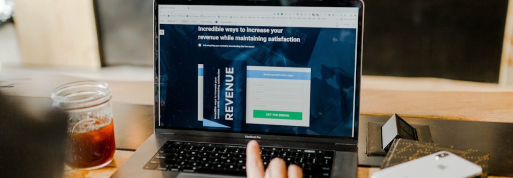 Difusión y segmentación del anuncio para generar interés real desde el primer día