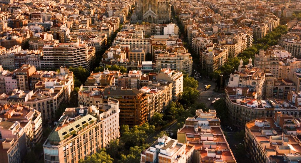 Vista aérea de una trama urbana donde cada zona funciona como un micro-mercado inmobiliario