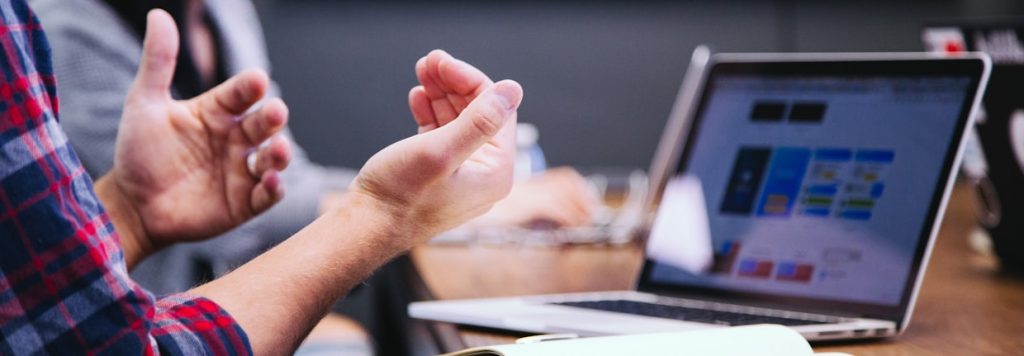 Asesor negociando con compradores interesados para proteger los intereses del propietario