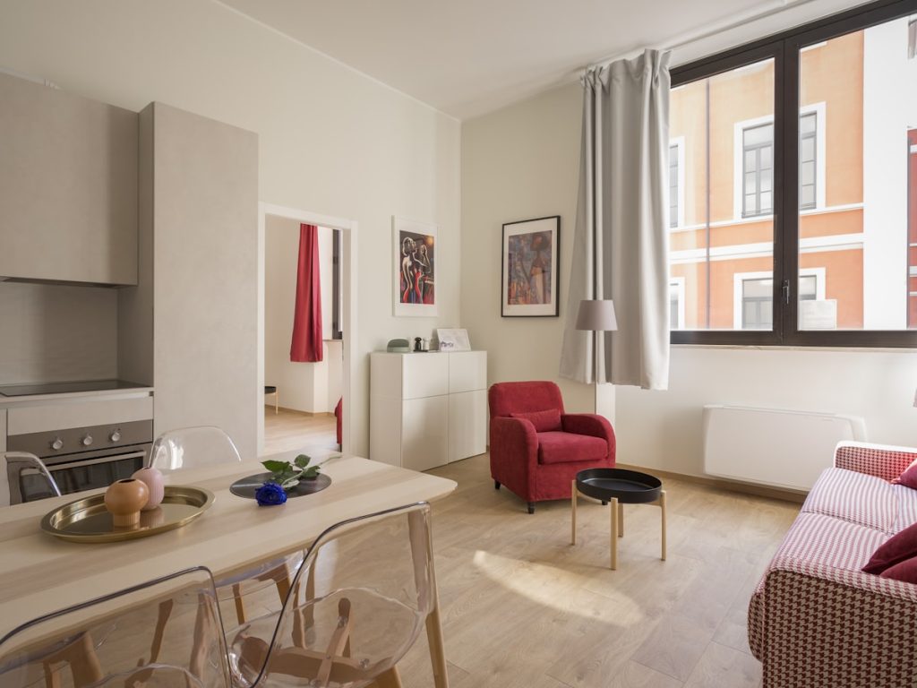 Salón luminoso de un piso en venta que lleva meses anunciado sin encontrar comprador