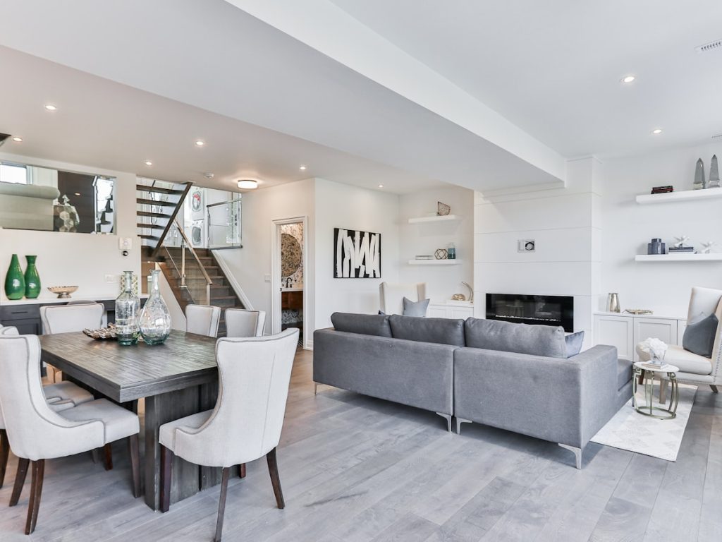 Salón de una vivienda en Sevilla lista para salir al mercado tras calcular los gastos de la venta