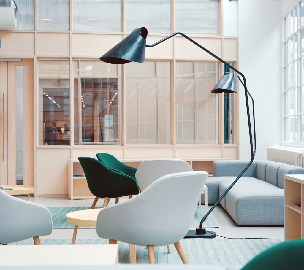 Salón luminoso y ordenado preparado para la comercialización de la vivienda