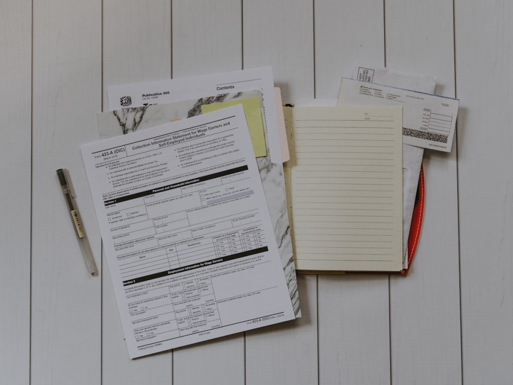 Documentos fiscales sobre una mesa para consultar el valor catastral del suelo en el recibo del IBI