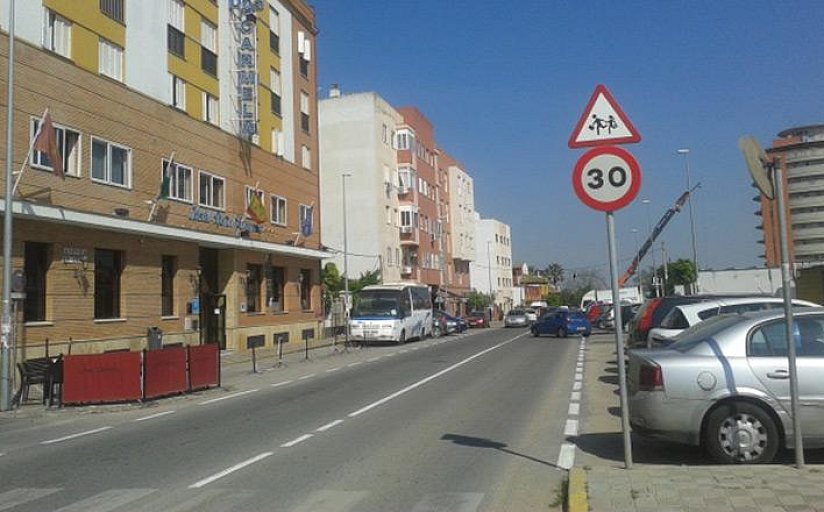 Calle de Bellavista con comercios y viviendas, Sevilla