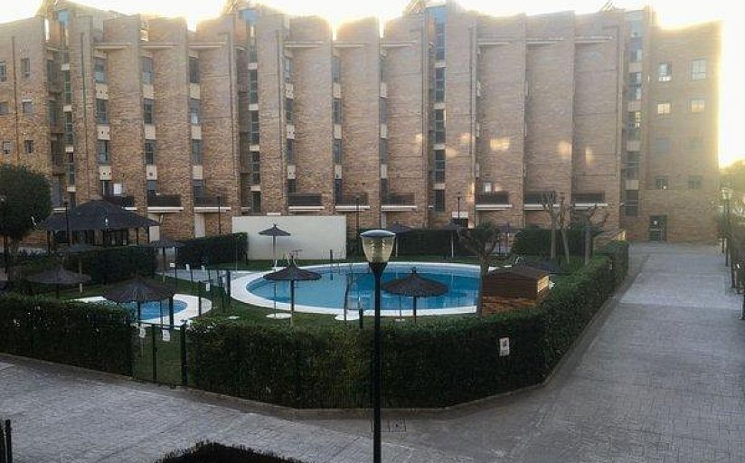 Urbanización con piscina y zonas comunes en Los Bermejales, Sevilla