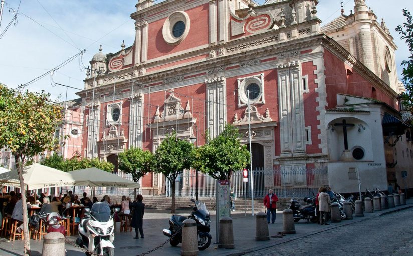 Iglesia del Salvador y naranjos en el centro histórico de Sevilla