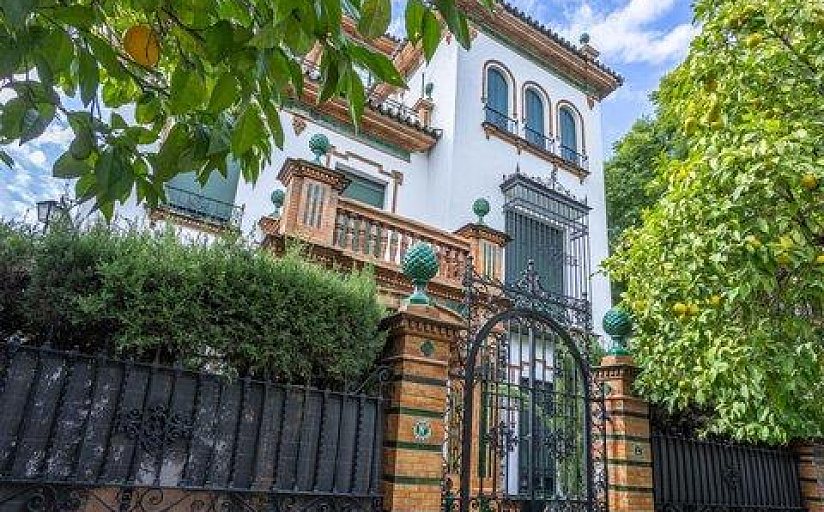 Vivienda unifamiliar con jardín y cancela de forja en Heliópolis, Sevilla