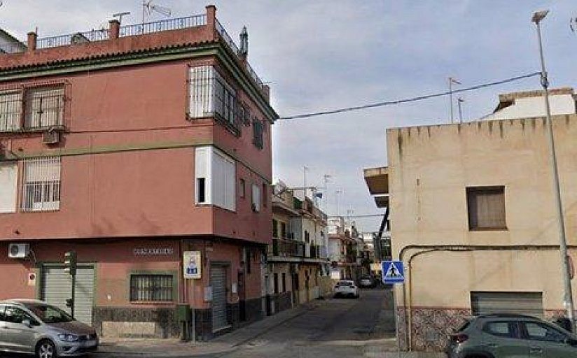Esquina con viviendas residenciales en el barrio de Palmete, Sevilla