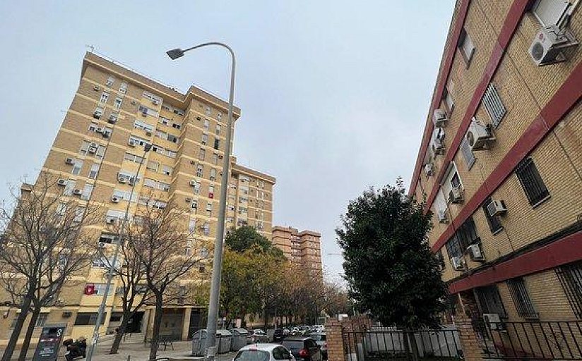 Bloques residenciales de altura media en el barrio de Rochelambert, Sevilla