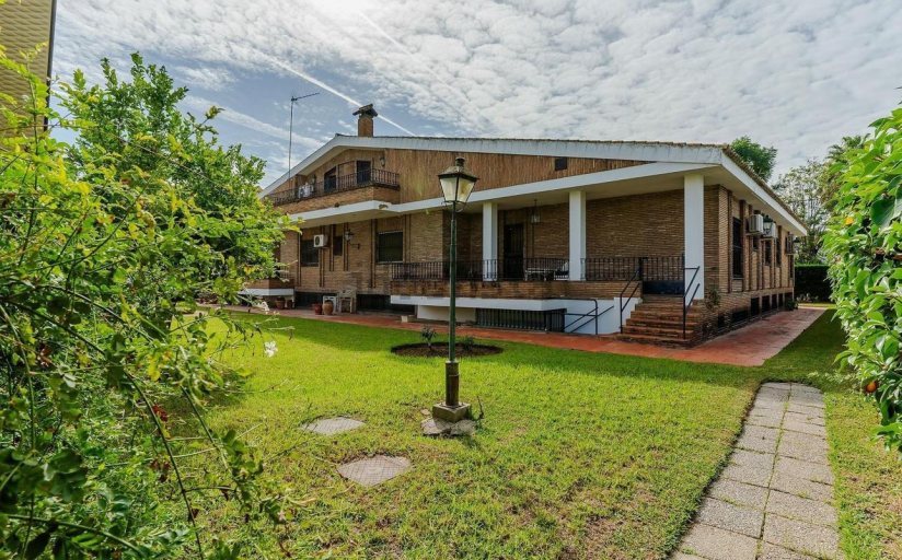 Chalet independiente con jardín y porche en Santa Clara, Sevilla