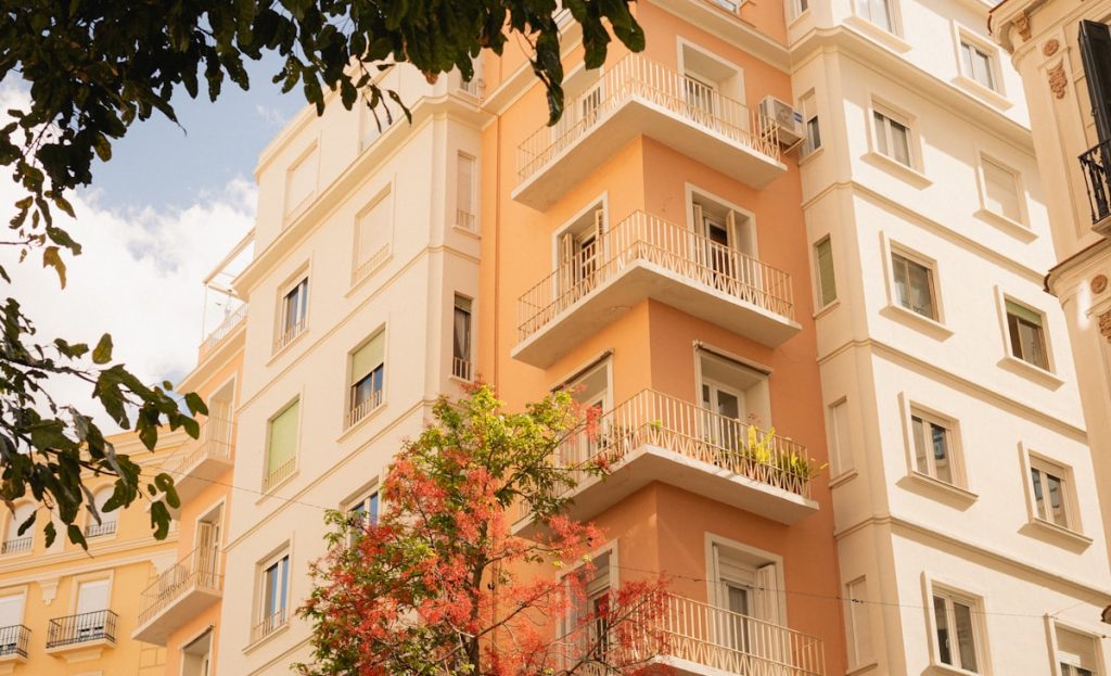 Bloques de viviendas con balcones en Sevilla Este