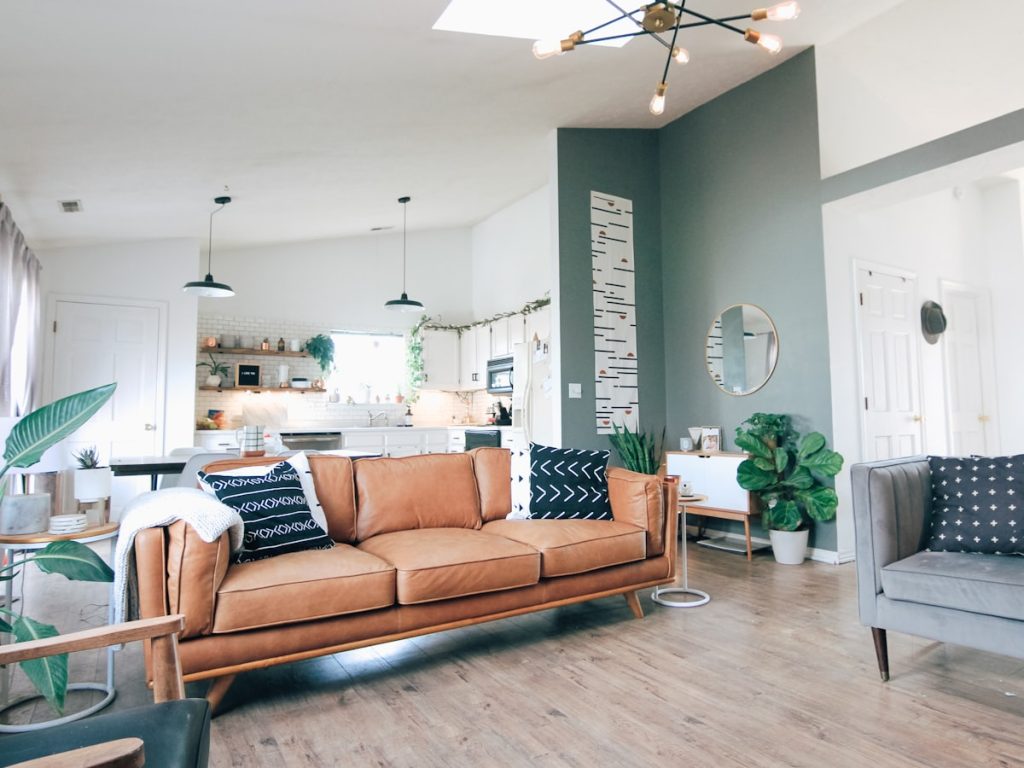 Salón ordenado y luminoso de una vivienda bien presentada para venderse en menos tiempo