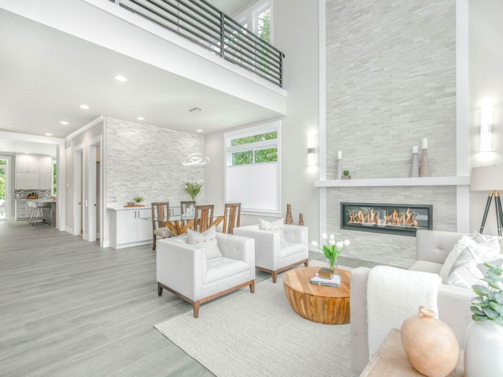 Salón limpio y cuidado de una vivienda lista para entrar a vivir, lo que busca el comprador actual