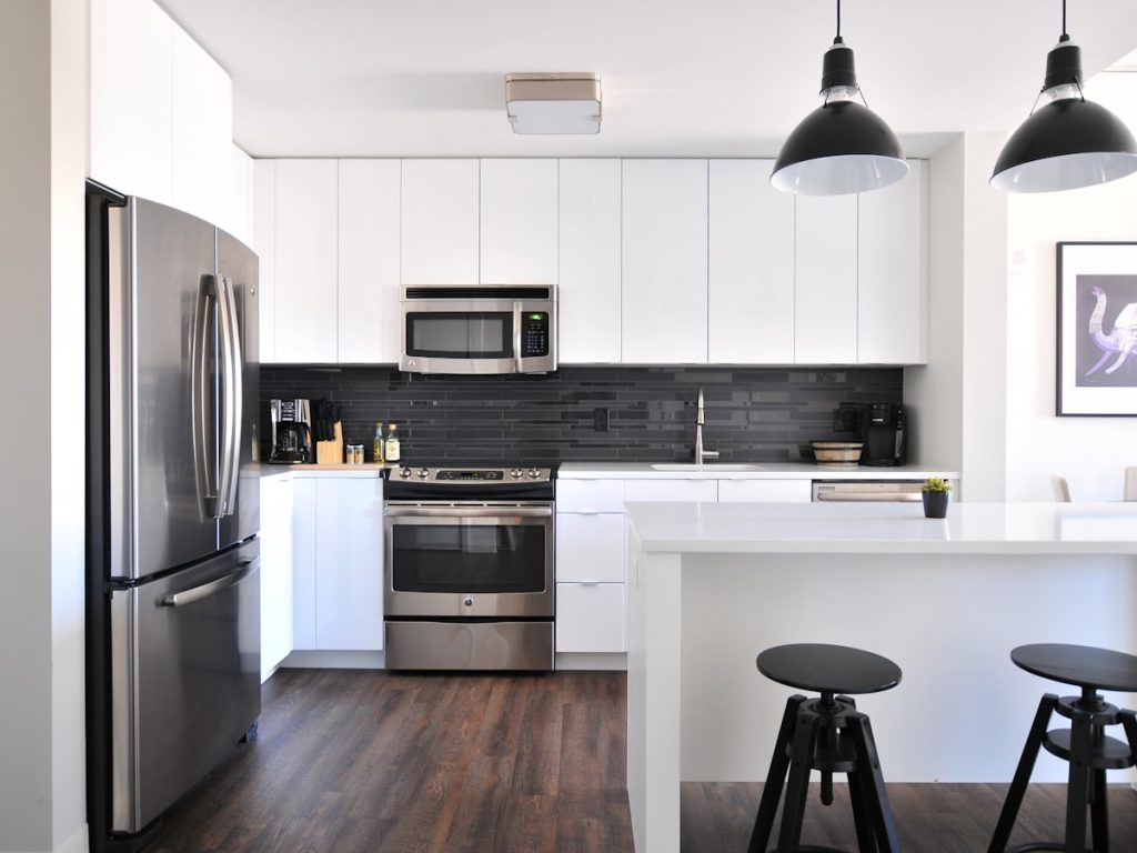 Cocina reformada de una vivienda lista para entrar a vivir, muy valorada por los compradores